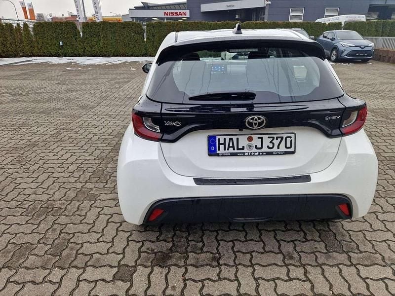 Neu Toyota Yaris Hybrid Comfort 116 PS (85 kW) 2025 Schneeweiß Limousine