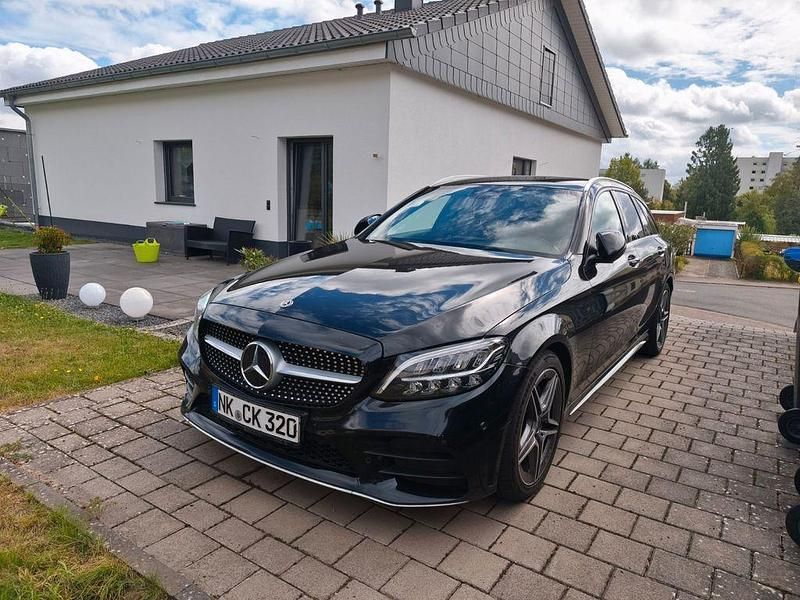 Schwarz Gebraucht 2018 Mercedes C200 AMG line Kombi | 17.150 € (Etwas zu teuer) - Bild 1/4