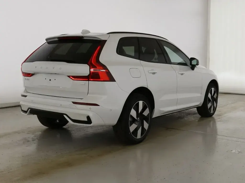 Gebraucht Volvo XC60 Plus 455 PS (334 kW) 2024 Crystal white / metallic SUV
