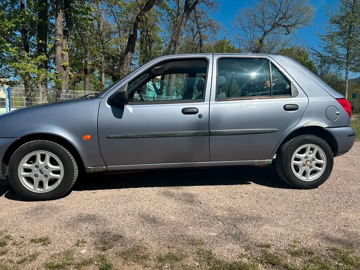 Używany Ford Fiesta 75 KM (55 kW) 1998 Niebieski Hatchback