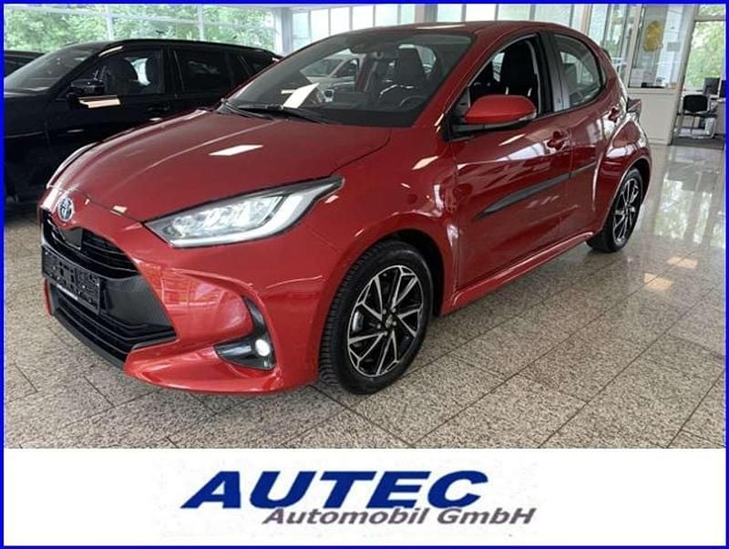 Emotional red2 Gebraucht 2023 Toyota Yaris Hybrid Team Limousine | 20.222 € (Fairer Preis) - Bild 1/4
