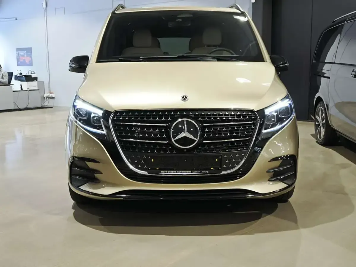 Gebraucht Mercedes V250 Avantgarde 190 PS (139 kW) 2024 Gold Van / Kleinbus