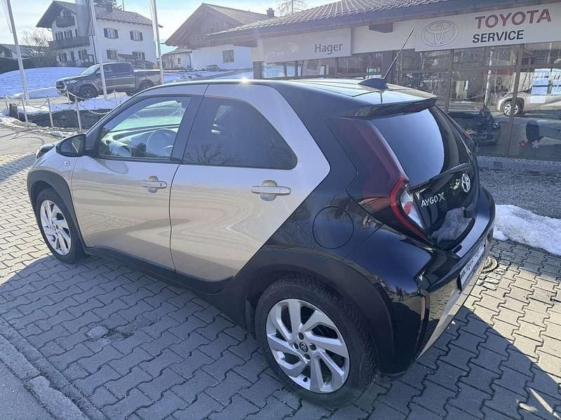 Gebraucht Toyota Aygo Pulse 72 PS (52 kW) 2022 Ginger beige (4u9)/ black Kleinwagen