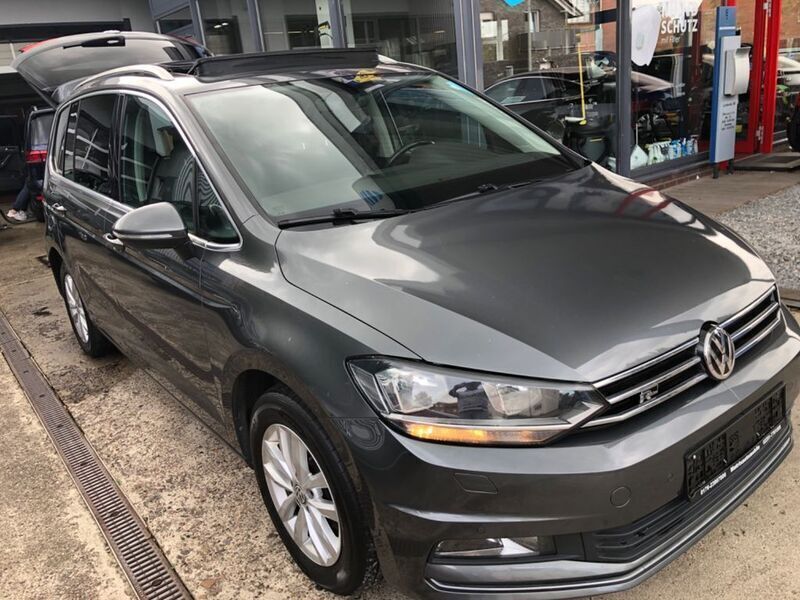 Grau Gebraucht 2017 VW Touran Highline Van / Kleinbus | 13.500 € (Fairer Preis) - Bild 1/4