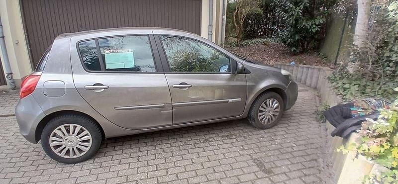 Gebraucht Renault Clio IV Collection 75 PS (55 kW) 2013 Grau Kleinwagen