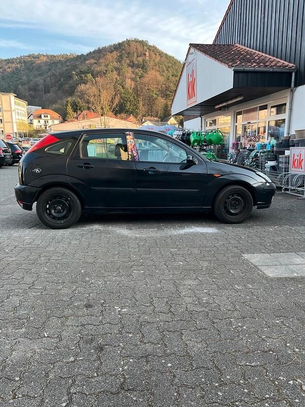 Usata Ford Focus SE 101 CV (74 kW) 2002 Nero Utilitaria