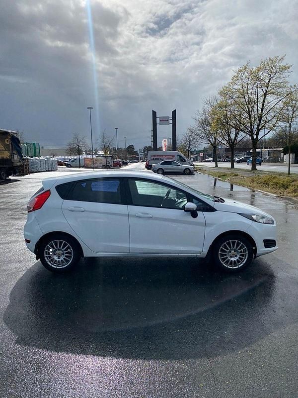 Gebraucht Ford Fiesta 101 PS (74 kW) 2013 Weiß Kleinwagen