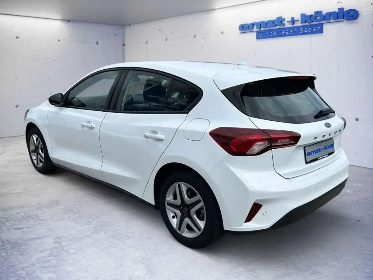 Second-hand Ford Focus Cool & Connect 125 CP (91 kW) 2022 Alb Berlinǎ