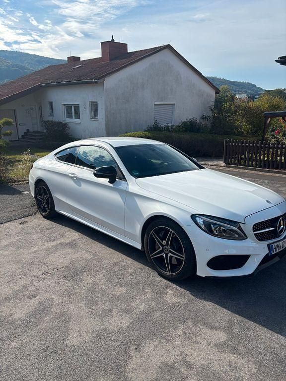 Weiß Gebraucht 2018 Mercedes C250 AMG Coupé | 27.800 € (Fairer Preis) - Bild 1/4