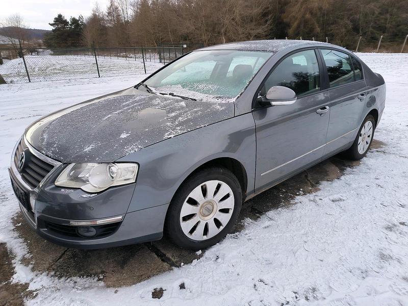 Grau Gebraucht 2005 VW Passat Limousine | 2.200 € (Fairer Preis) - Bild 1/4