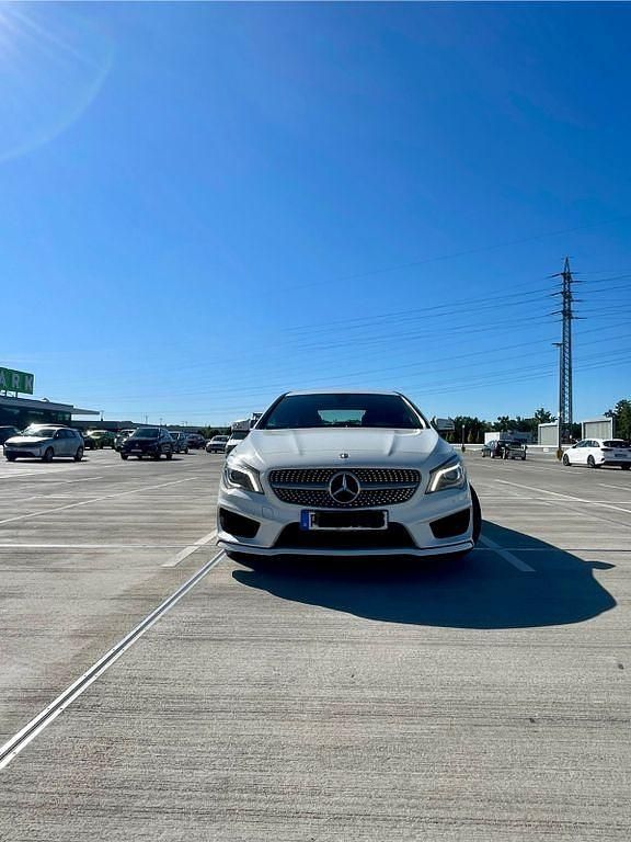 Weiß Gebraucht 2015 Mercedes CLA180 AMG line Limousine | 14.500 € (Guter Preis) - Bild 1/4