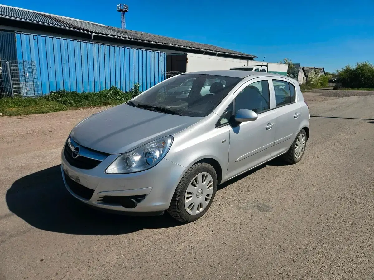 Usado Opel Corsa 80 CV (58 kW) 2007 Plateado Utilitario