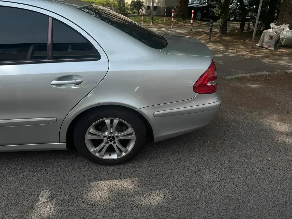 Gebraucht Mercedes E220 150 PS (110 kW) 2003 Schwarz Limousine