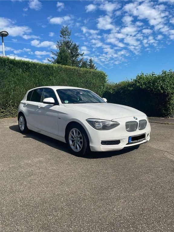 Weiß Gebraucht 2011 BMW 120 Urban Line Kleinwagen | 7.400 € (Guter Preis) - Bild 1/4