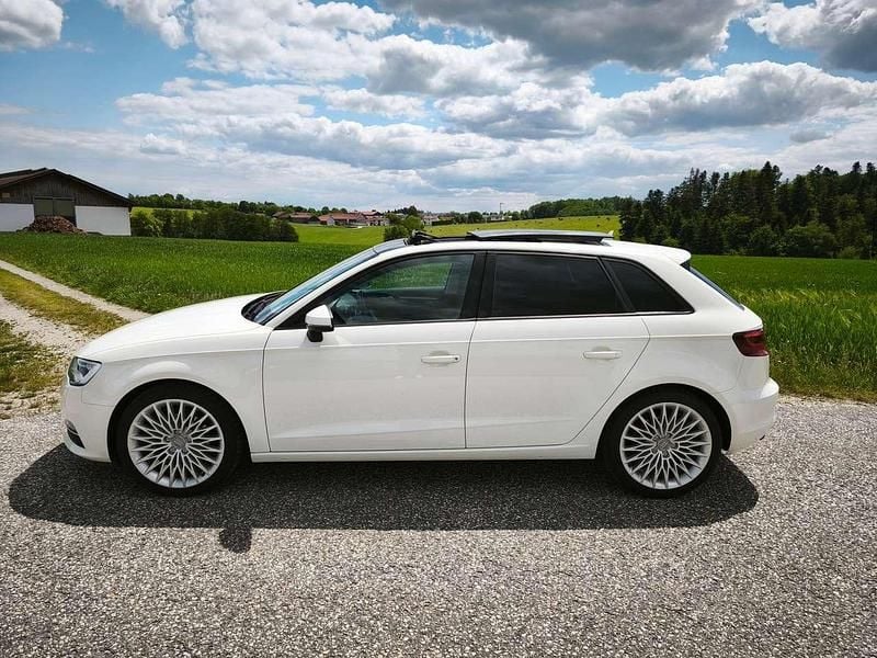 Weiß Gebraucht 2014 Audi A3 Sportback Ambiente Kombi | 12.599 € (Guter Preis) - Bild 1/4