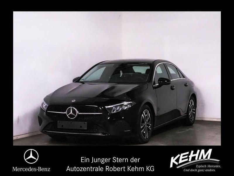 Nachtschwarz Gebraucht 2024 Mercedes A200 Progressive Limousine | 30.480 € (Fairer Preis) - Bild 1/4