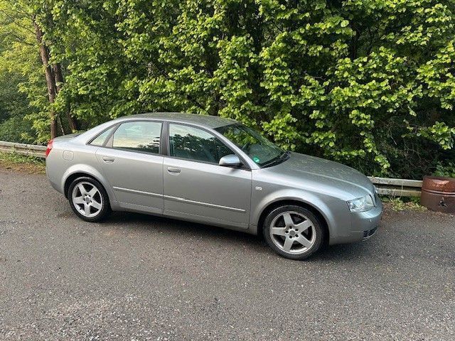 Grau Gebraucht 2004 Audi A4 Limousine | 3.800 € (Etwas zu teuer) - Bild 1/4