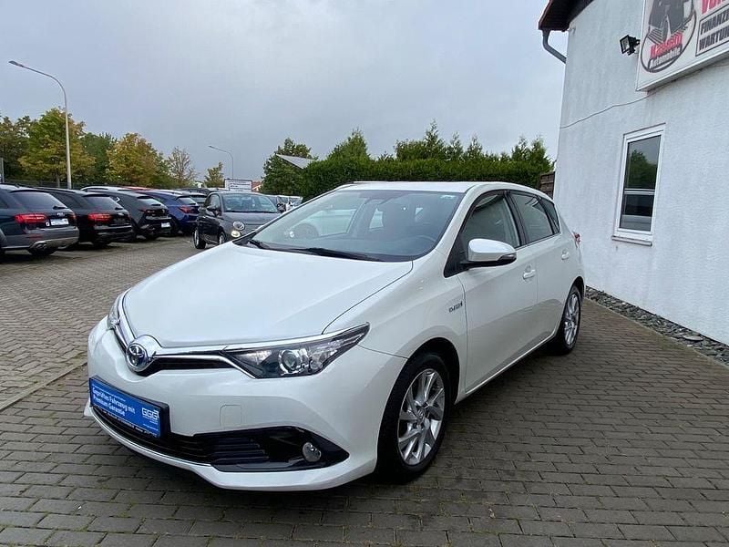 Weiß Gebraucht 2016 Toyota Auris Hybrid Edition-S Limousine | 12.990 € (Guter Preis) - Bild 1/4