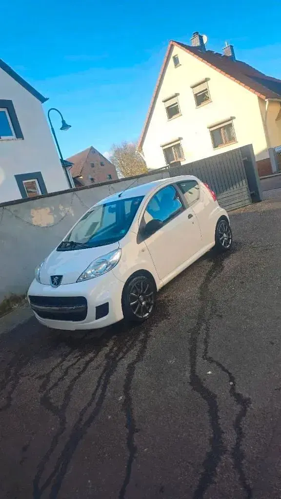 Gebraucht Peugeot 107 Filou 68 PS (50 kW) 2010 Weiß Kleinwagen
