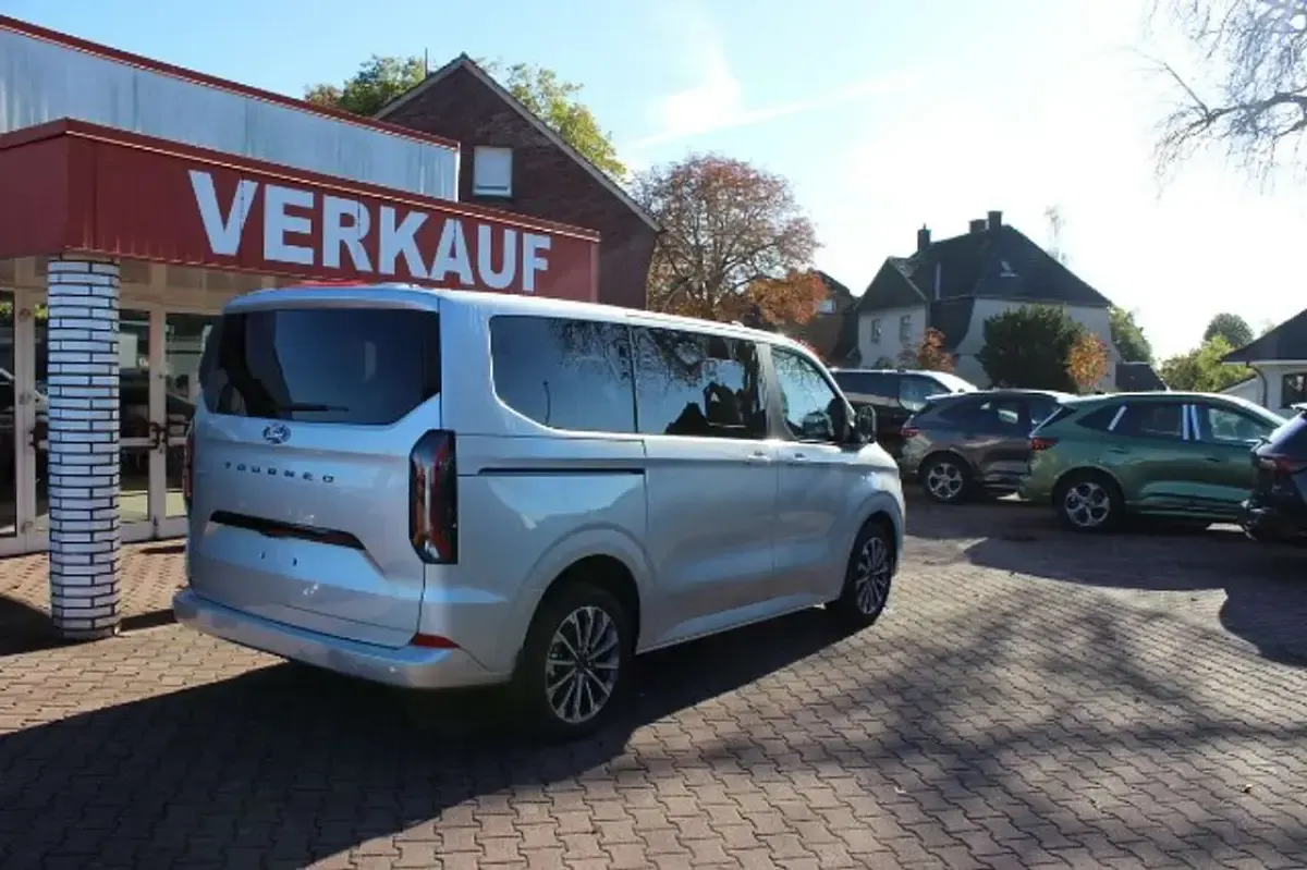Gebraucht Ford Tourneo Titanium X 150 PS (110 kW) 2025 Silber Van / Kleinbus
