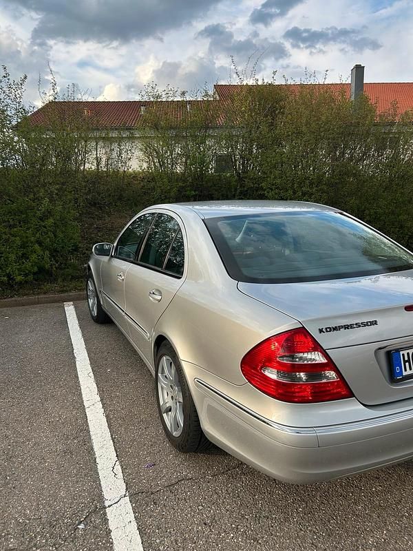 Second-hand Mercedes E200 163 CP (119 kW) 2002 Argintiu Berlinǎ
