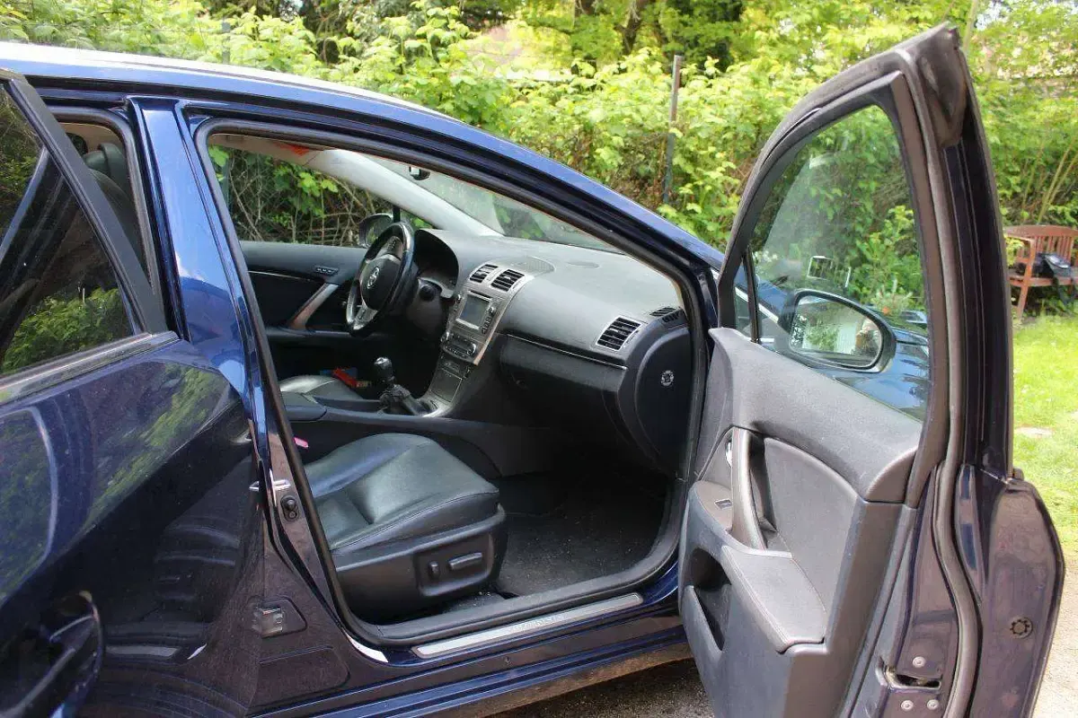 Gebraucht Toyota Avensis Executive 150 PS (110 kW) 2012 Blau Kombi