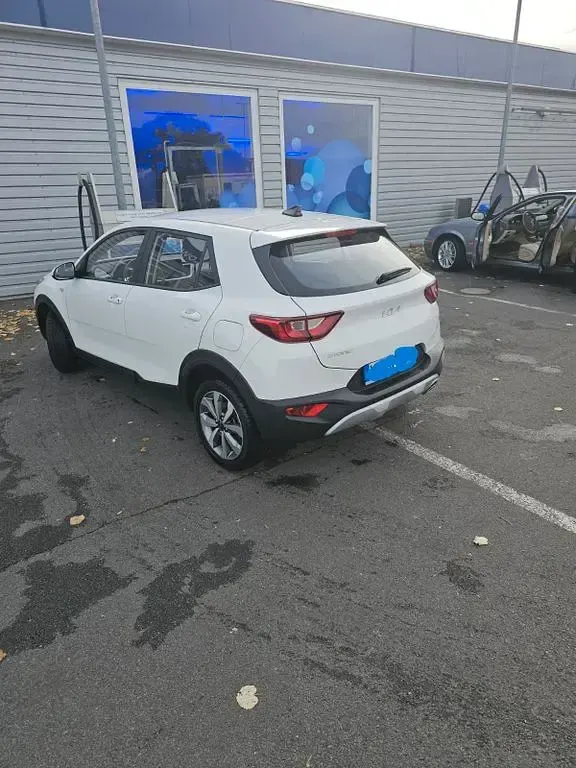 Używany Kia Stonic Vision 101 KM (74 kW) 2024 Biały SUV