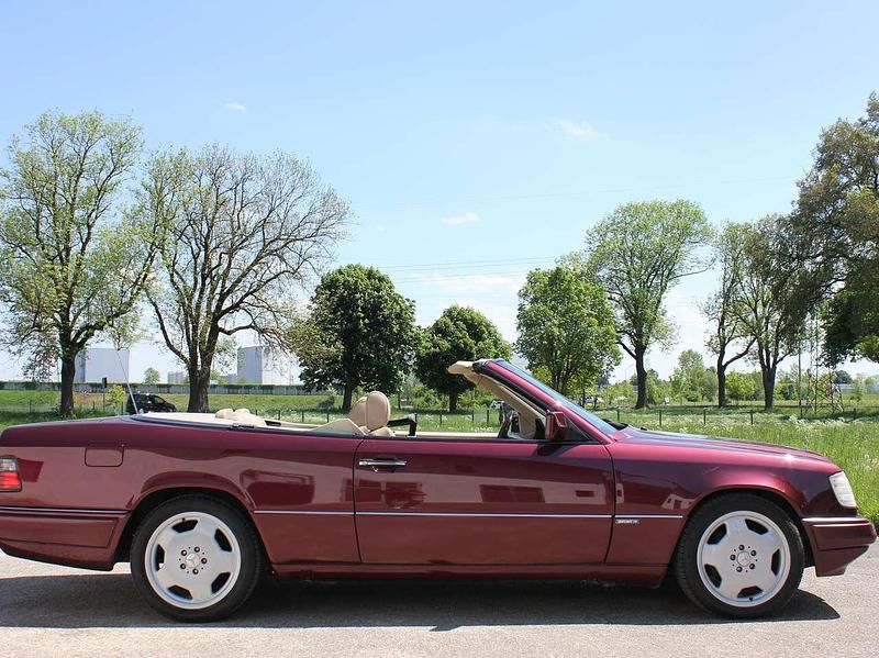Individual rubinrot met. Gebraucht 1995 Mercedes E320 Sportline Cabrio | 40.900 € - Bild 1/4
