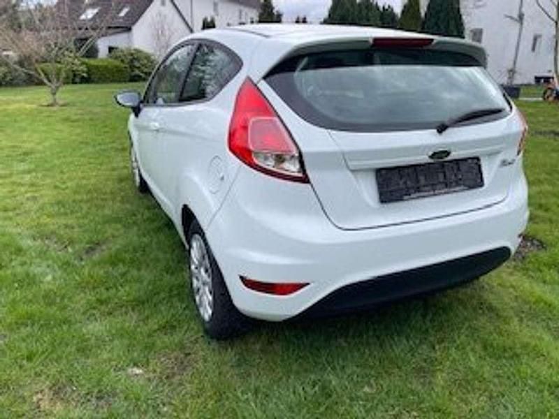 Gebraucht Ford Fiesta Trend 60 PS (44 kW) 2014 Weiß Kleinwagen