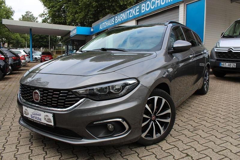 Grau Gebraucht 2017 Fiat Tipo Lounge Limousine | 11.590 € (Teuer) - Bild 1/4
