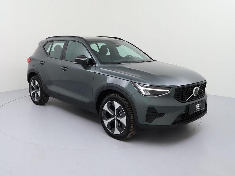 Neu Volvo XC40 Plus 163 PS (119 kW) 2025 Grau SUV
