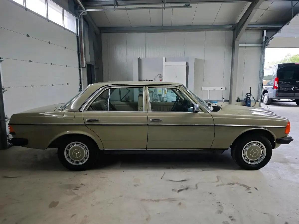 Gebraucht Mercedes 300 88 PS (64 kW) 1983 Grün Limousine