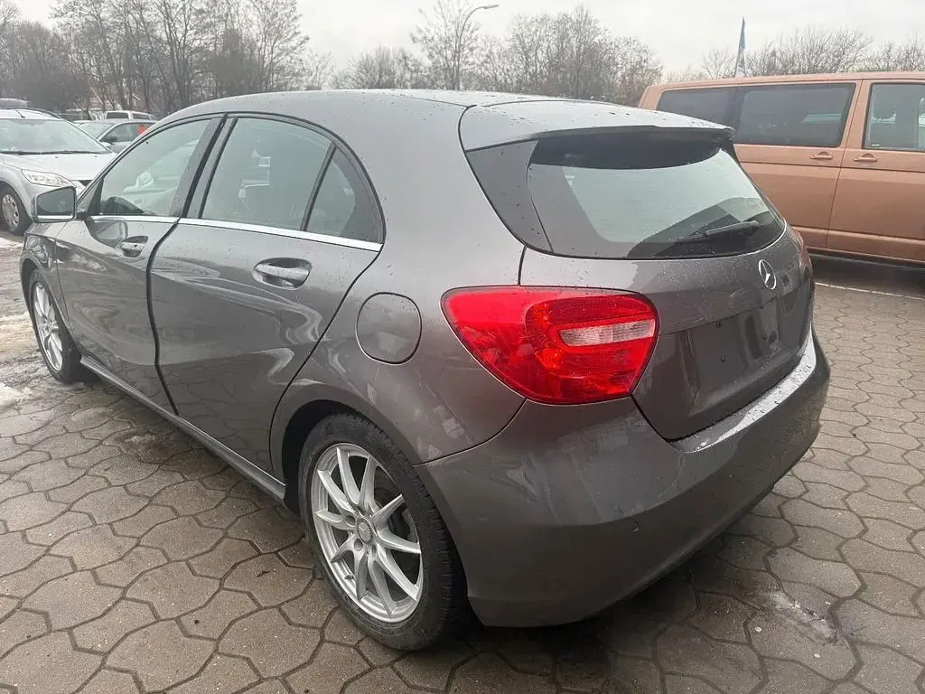 Gebraucht Mercedes A180 122 PS (89 kW) 2015 Grau Kleinwagen