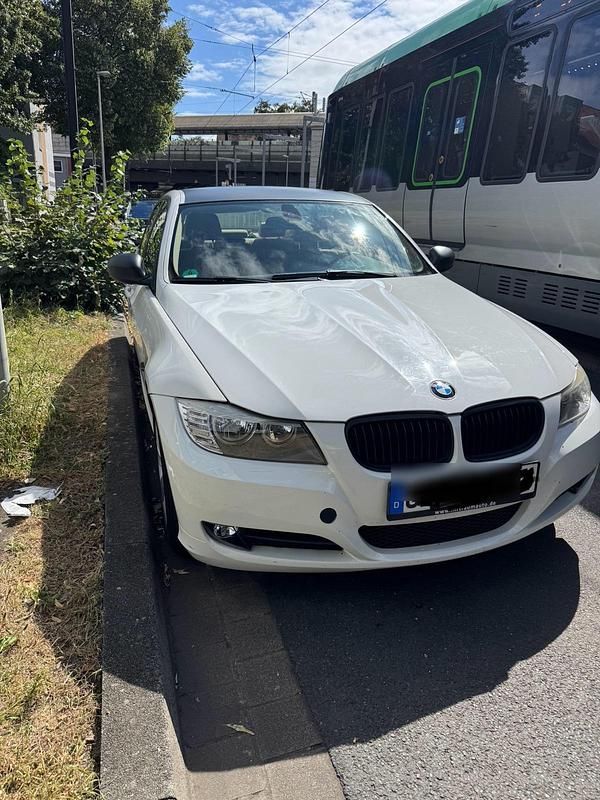 Weiß Gebraucht 2009 BMW 318 Limousine | 4.299 € (Guter Preis) - Bild 1/4