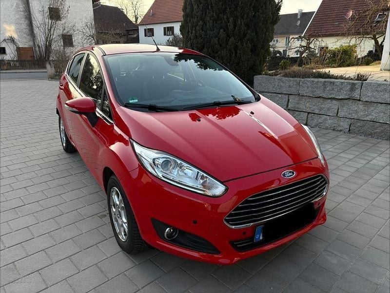 Gebraucht Ford Fiesta Titanium 101 PS (74 kW) 2017 Rot Limousine