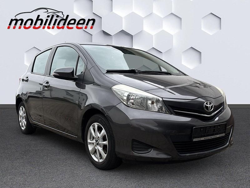 Grau Gebraucht 2013 Toyota Yaris Kleinwagen | 7.666 € (Fairer Preis) - Bild 1/4