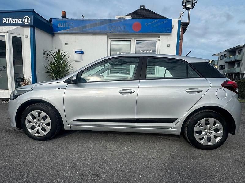 Silber Gebraucht 2017 Hyundai i20 Classic Kleinwagen | 8.850 € (Fairer Preis) - Bild 1/4