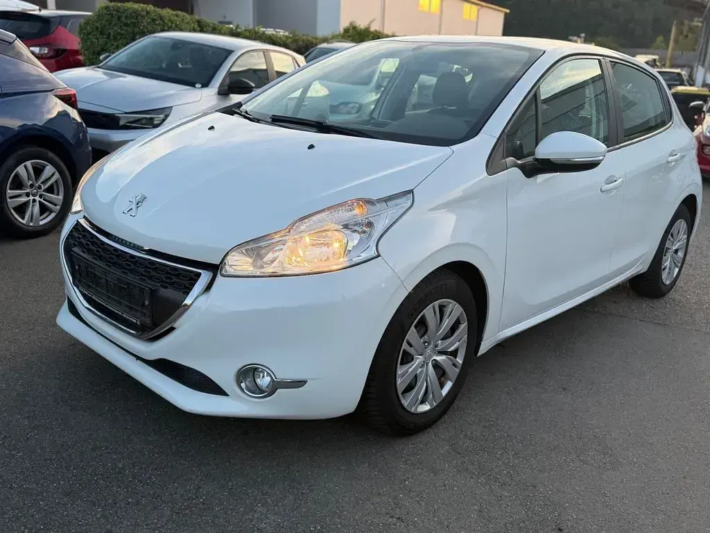 Gebraucht Peugeot 208 Active 82 PS (60 kW) 2012 Weiß Kleinwagen