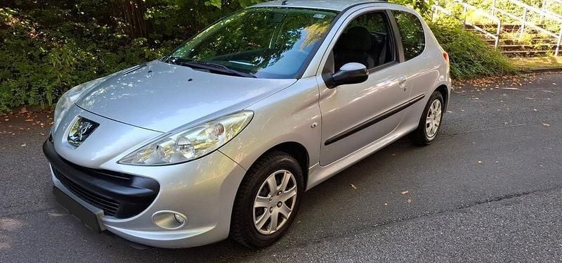 Silber Gebraucht 2010 Peugeot 206+ Kleinwagen | 2.940 € (Fairer Preis) - Bild 1/4
