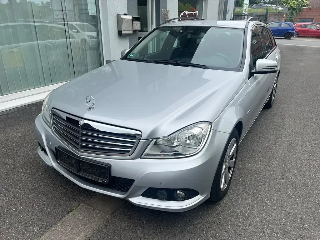 Gebraucht Mercedes C180 156 PS (114 kW) 2011 Iridiumsilber Kombi