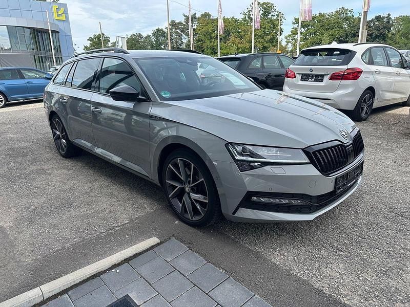Grau Gebraucht 2022 Skoda Superb SportLine Kombi | 30.799 € (Etwas zu teuer) - Bild 1/4