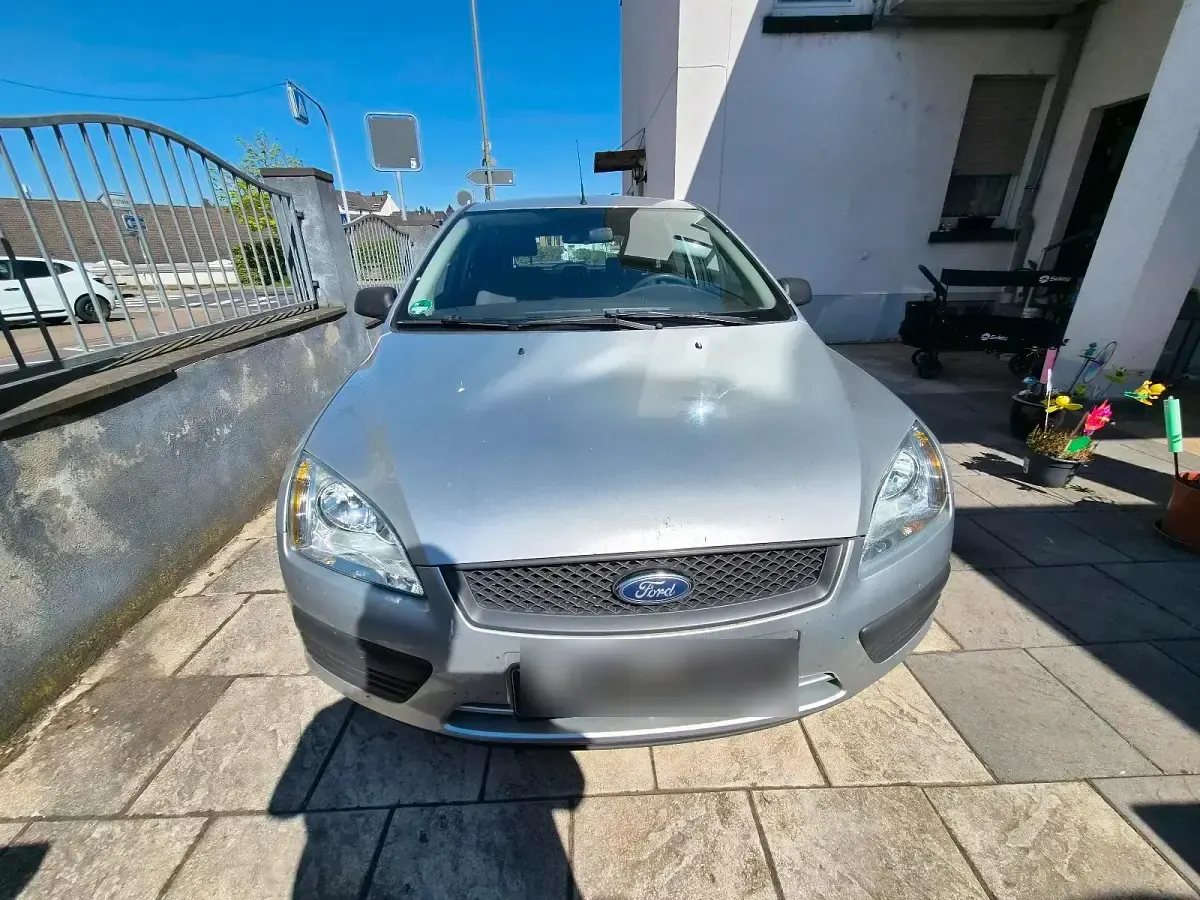 Używany Ford Focus 101 KM (74 kW) 2006 Srebrny Sedan/Limuzyna