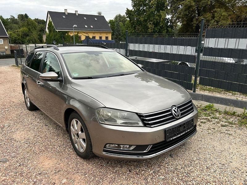 Braun Gebraucht 2012 VW Passat Kombi | 4.999 € (Guter Preis) - Bild 1/4