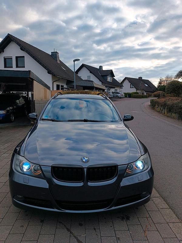 Gebraucht BMW 320 177 PS (130 kW) 2008 Grau Kombi