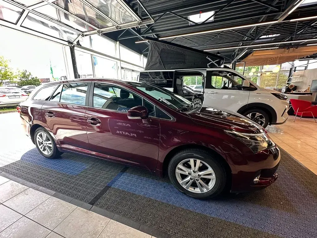 Gebraucht Toyota Avensis Life 147 PS (108 kW) 2013 Rot Kombi