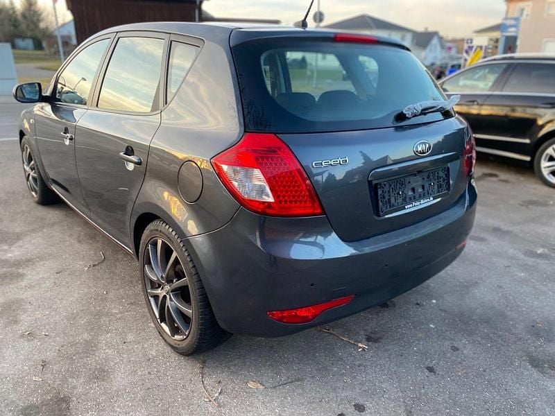 Gebraucht Kia Ceed Edition 7 90 PS (66 kW) 2012 Grau Kleinwagen