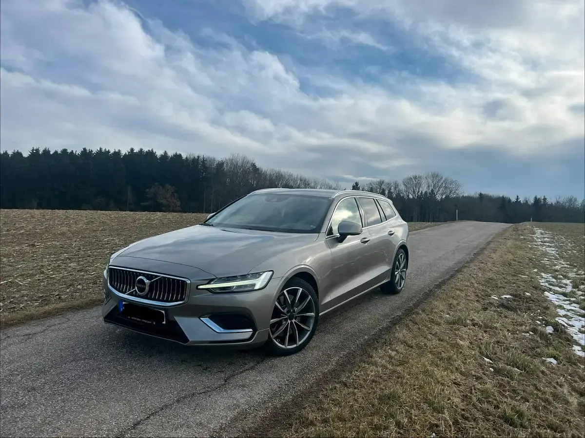Gebraucht Volvo V60 Inscription 250 PS (183 kW) 2019 Grau Kombi