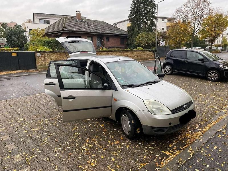 Gebraucht Ford Fiesta 80 PS (58 kW) 2002 Silber Limousine