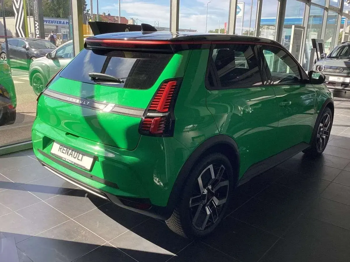 Gebraucht Renault R5 Urban 89 kW (122 PS) 2025 Popgreen/black pearlschwarz Kleinwagen