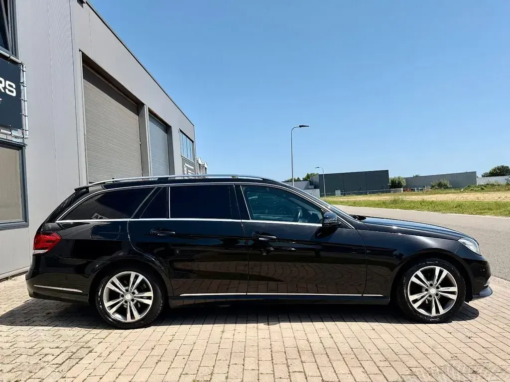 Second-hand Mercedes E200 136 CP (100 kW) 2014 Negru Berlinǎ